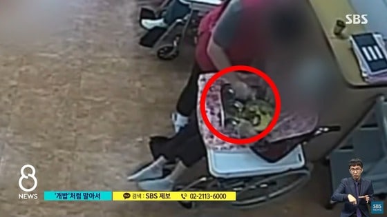 제주도 서귀포시 소재의 한 요양병원에서 노인들에게 이른바 '잡탕 배식'하는 장면이 포착됐다. (SBS 뉴스 갈무리)© 뉴스1