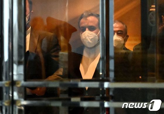 압바스 아락치 이란 외무 차관이 25일(현지시간) 빈의 그랜드 호텔에서 열린 이란 핵합의 복원 비공개 회담을 마치고 떠나고 있다. © AFP=뉴스1 © News1 우동명 기자