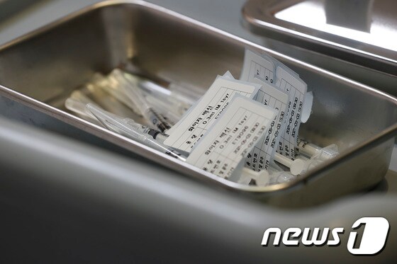 서울 한 예방접종센터에 놓여 있는 코로나19 백신 주사기./뉴스1 © News1 안은나 기자