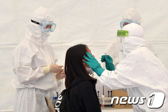 3일 서울시내 학교에 설치한 코로나19 이동식 PCR 검사소에서 학생이 검사를 받고 있다. 2021.5.3/뉴스1 © News1 사진공동취재단