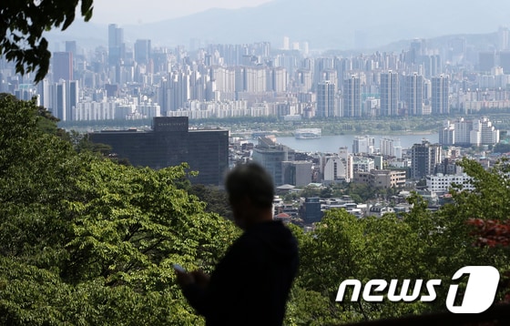 4남산타워에서 바라본 서울 아파트 단지. 2021.5.3/뉴스1 © News1 오대일 기자