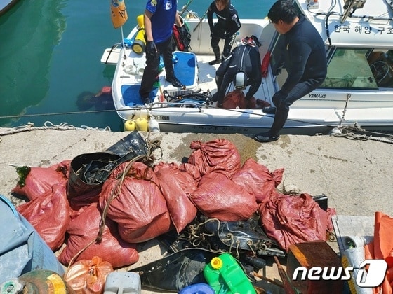 봉사대원들이 수거한 수중 쓰레기를 육지로 옮기고 있다. 2021.5.30© 뉴스1 손연우 기자