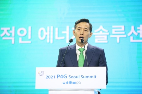 김동관 한화솔루션 대표이사가 지난 5월 열린 2021 P4G 서울 정상회의 에너지세션에서 기조연설을 하고 있다(한화솔루션 제공). © 뉴스1