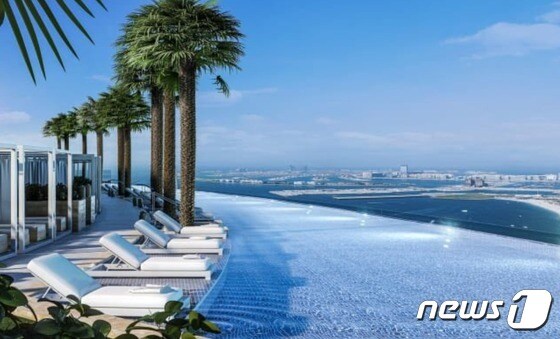 지난 3월 두바이 어드레스 비치 리조트 호텔에 개장한 세계 최고(高) 수영장.(트위터 갈무리)© 뉴스1