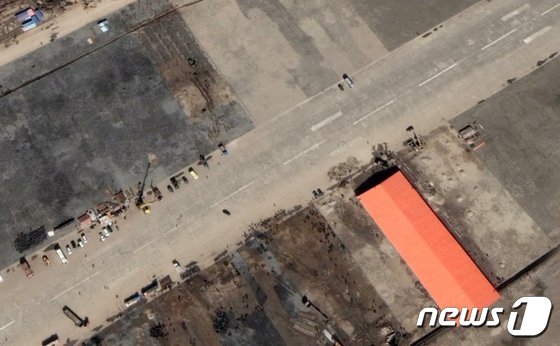 북한 평안북도 신의주시 의주비행장에 설치된 코로나19 검역시설 추정 건물 위성사진. 2021년 3월17일 촬영. (타라오 구 트위터) © 뉴스1