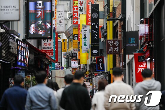 서울 중구 명동거리에서 직장인들이 점심식사를 위해 이동하고 있다. 2021.5.4/뉴스1 © News1 안은나 기자