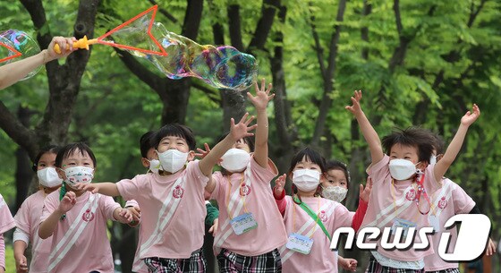 어린이날을 하루 앞둔 4일 대전 서구 보라매공원에서 비눗방울 놀이하는 어린이들./뉴스1 © News1 김기태 기자