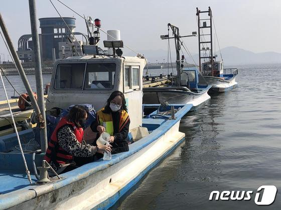 비브리오패혈증균 검사를 위해 보건환경연구원 직원들이 바닷물을 채수하고 있다. /뉴스1 자료사진.©News1