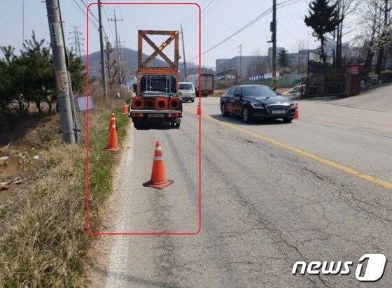 빈도로에 공사차량과 공사표시를 알리는 삼각봉이 합성된 사진. (경기도청 제공) © 뉴스1