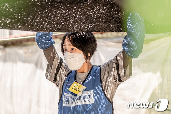 배우 조혜진이 4월 25일 동물보호소에서 봉사활동을 하고 있다. (내추럴발란스 제공) © 뉴스1