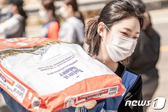 배우 김새론이 4월 25일 동물보호소에서 봉사활동을 하고 있다. (내추럴발란스 제공) © 뉴스1