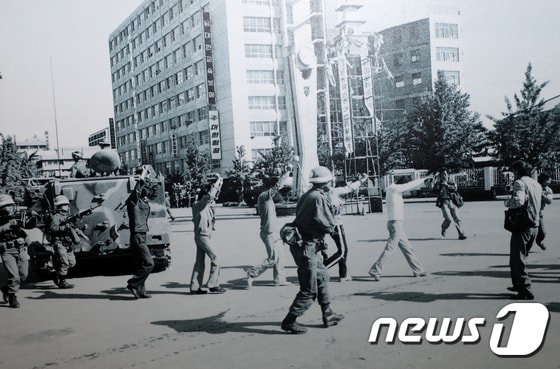 1980년 5월27일 계엄군에 붙잡혀 오는 시민군들. 2021.11.20/뉴스1 © News1DB