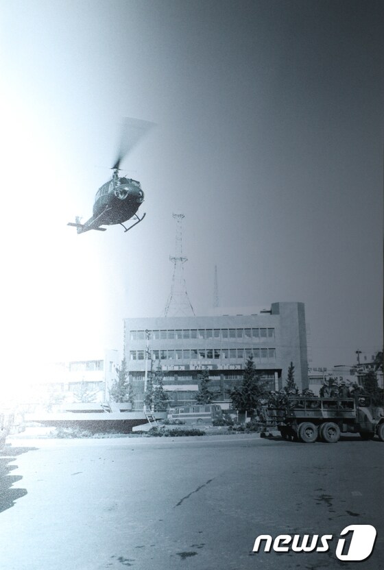 1980년 5월 항쟁의 최후 결전이 벌어진 직후의 옛 전남도청 모습이 최초로 공개됐다. 노먼 소프 기자가 촬영한 5월27일 전남도청 앞 광장에 착륙하는 헬기 모습. 2021.5.6/뉴스1 © News1 이수민 기자