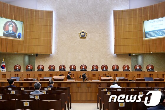 김명수 대법원장을 비롯한 대법관들이 5월6일 오후 서울 서초구 대법원에서 열린 전원합의체 선고에 참석해 있다. . (대법원 제공) 2021.5.6/뉴스1