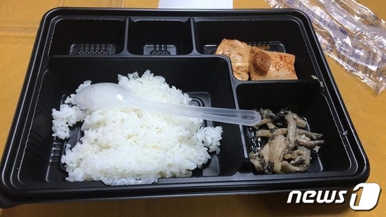 소셜미디어상에 '부실 급식'으로 제보된 군 급식 사진. ('육군훈련소 대신 전해드립니다' 페이스북 갈무리) © 뉴스1
