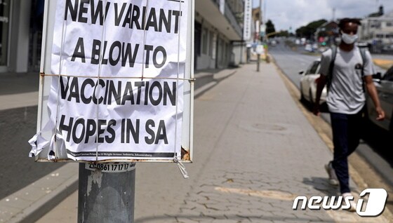남아프리카공화국에서 한 남성이 마스크를 착용한 채 걸어가고 있다. © 로이터=뉴스1 © News1 원태성 기자