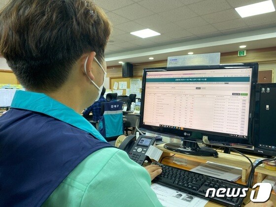 서울 강북구에서 코로나19 대응 요원이 '코로나19 확산방지 지원 시스템'을 살펴보고 있다(강북구 제공).© 뉴스1