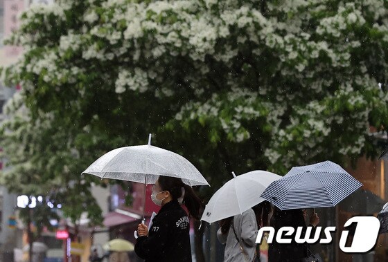 7일 오전 서울 용산구 숙명여자대학교 앞에서 시민들이 우산을 쓴 채 비를 피하고 있다. 2021.5.7/뉴스1 © News1 조태형 기자