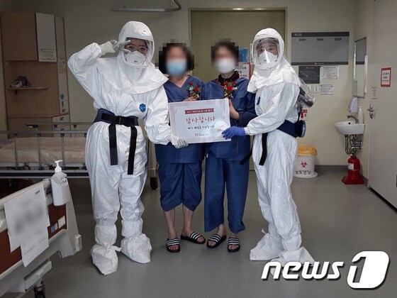 격리병동 입원 어르신들에게 카네이션 전한 서울의료원