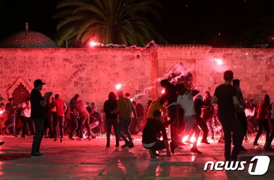 예루살렘의 이슬람 사원인 알아크사 모스크에서 이스라엘 경찰들과 팔레스타인인들 간 2021년 5월7일(현지시간) 충돌이 벌어졌다. © 로이터=뉴스1 © News1 조소영 기자