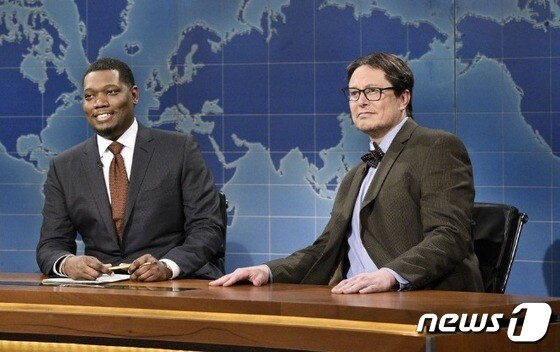 SNL에서 금융전문가로 분한 머스크(오른쪽) - NBC 화면 갈무리