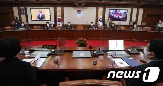1일 정부서울청사에서 화상 국무회의가 열리고 있다. 2021.6.1/뉴스1 © News1 송원영 기자