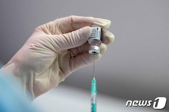 미국 제약사 화이자와 독일 바이오엔테크가 공동 개발한 코로나19 백신 <자료시진> © AFP=뉴스1