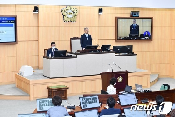 본회의를 진행하는 전창곤 여수시의회 의장.(여수시의회 제공)/뉴스1 © News1