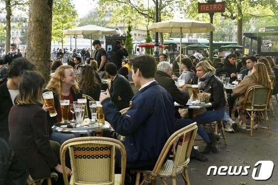 프랑스가 코로나19 방역 수준 완화를 시작한 2021년 5월 19일 파리의 레스토랑이 다시 문을 연 모습. © AFP=뉴스1