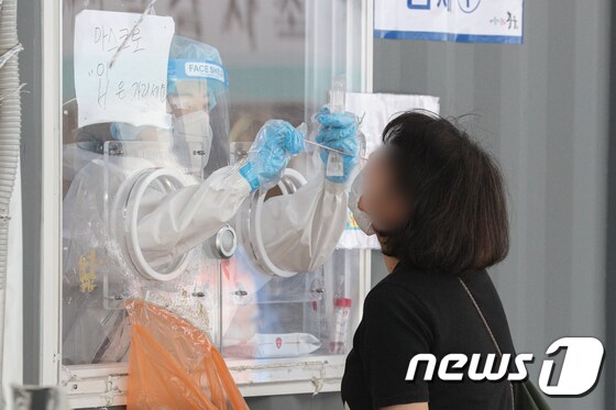 서울역 광장에 마련된 중구 임시선별진료소에서 의료진이 코로나19 검사를 하고 있다. 2021.6.9/뉴스1 © News1 성동훈 기자