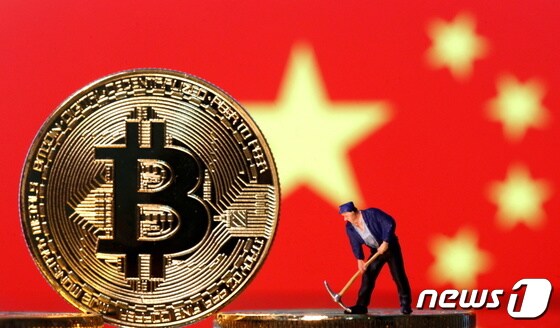 중국 오성홍기 앞에 가상의 비트코인 동전 © 로이터=뉴스1