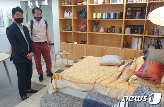 김리을 디자이너(왼쪽)가 10일 한국실크연구원의 실크 제품들을 둘러보고 있다. © 뉴스1