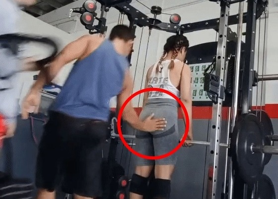 필리핀의 한 트레이너가 운동 중인 20대 여성의 엉덩이를 만진 뒤 유유히 사라졌다. (fernvillaceran 틱톡 갈무리) © 뉴스1