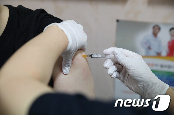 신종 코로나바이러스 감염증(코로나19) 얀센 백신 접종 이틀째인 11일 오전 서울 종로구의 한 의원에서 시민이 얀센 백신접종을 하고 있다(사진은 기사와 무관). 2021.6.11/뉴스1 © News1 임세영 기자