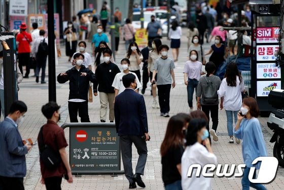 지난 11일 오후 서울 중구 명동거리에서 점심시간 시민들이 이동하고 있다. 2021.6.11/뉴스1 © News1 안은나 기자