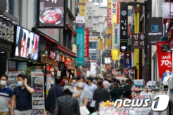 지난 11일 오후 서울 중구 명동거리에서 점심시간 시민들이 이동하고 있다. 2021.6.11/뉴스1 © News1 안은나 기자