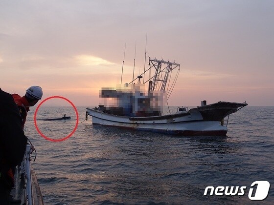 전북 군산 앞바다에서 경미한 어선 추돌사고를 낸 뒤 귀항하던 중 연락이 두절 된 선원 2명이 모두 구조됐다. 구조된 어선 뒤로 전복된 어선 A호가 보이고 있다(군산해경 제공)2021.6.12/뉴스1