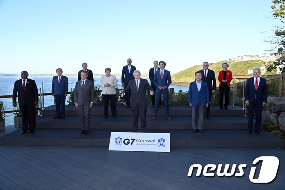 G7 정상회의 참석차 영국을 방문한 문재인 대통령(앞줄 오른쪽 두 번째)이 12일(현지시간) 영국 콘월 카비스베이 양자회담장 앞에서 참가국 정상들과 기념사진을 촬영하고 있다. (G7 정상회의 제공)