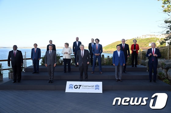 G7 정상회의 참석차 영국을 방문한 문재인 대통령(앞줄 왼쪽 두 번째)이 12일(현지시간) 영국 콘월 카비스베이 양자회담장 앞에서 참가국 정상들과 기념사진을 촬영하고 있다.(G7 정상회의 제공) 2021.6.13/뉴스1