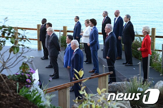 G7 정상회의 참석차 영국을 방문한 문재인 대통령(앞줄 오른쪽 두 번째)이 12일(현지시간) 영국 콘월 카비스베이 양자회담장 앞에서 기념사진을 촬영하고 있다.(G7 정상회의 제공) 2021.6.13/뉴스1