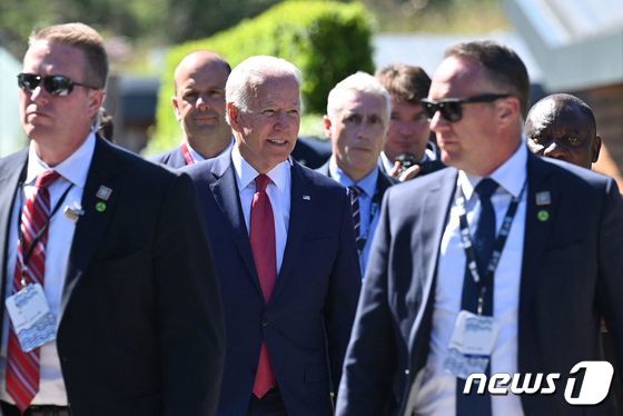 12일(현지시간) 영국 콘월 카비스베이에서 열린 주요7개국(G7) 정상회의에 참석한 조 바이든 미국 대통령(사진 가운데). © AFP=뉴스1
