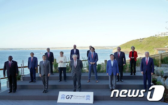 G7 정상회의 참석차 영국을 방문중인 문재인 대통령(앞줄 오른쪽 두 번째)이 12일(현지시간) 영국 콘월 카비스베이에서 참가국 정상들과 기념촬영을 하고 있다.(청와대 제공) 2021.6.13/뉴스1