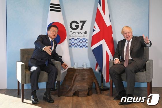 G7 정상회의 참석차 영국을 방문 중인 문재인 대통령이 13일(현지시간) 영국 콘월 카비스베이에서 보리스 존슨 영국 총리와 양자회담을 갖고 있다. 2021.6.13/뉴스1 © AFP=뉴스1