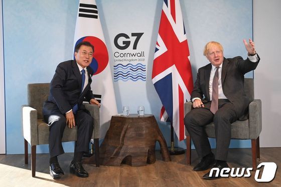 지난 6월 G7 정상회의 참석차 영국을 방문했던 문재인 대통령이 영국 콘월 카비스베이에서 보리스 존슨 영국 총리와 양자회담을 갖고 있다. 2021.6.13/뉴스1 © AFP=뉴스1