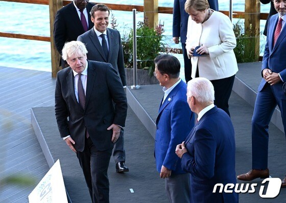 G7 정상회의 참석차 영국 콘월을 방문 중인 문재인 대통령이 G7 정상들과 기념촬영을 하고 있다. 문 대통령(가운데) 왼쪽에 보리슨 존슨 영국 총리, 오른쪽에는 조 바이든 미국 대통령. (청와대 페이스북 갈무리) © 뉴스1