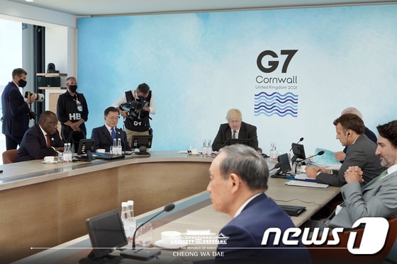 G7 정상회의 참석차 영국을 방문 중인 문재인 대통령이 13일(현지시간) 영국 콘월 카비스베이에서 열린 기후변화 및 환경' 방안을 다룰 확대회의 3세션에 참석하고 있다. (청와대 페이스북) 2021.6.13/뉴스1