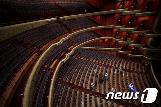 지난 6월 서울의 한 공연장에서 방역 관계자들이 방역을 하고 있다. 2021.6.14/뉴스1 © News1 이성철 기자