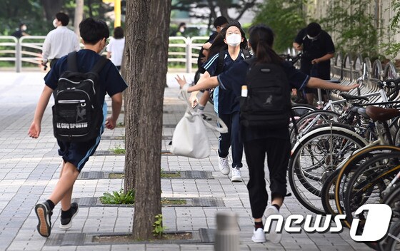 서울 한 중학교에서 14일 학생들이 친구들과 반갑게 인사를 나누며 등교하고 있다./뉴스1 © News1 사진공동취재단