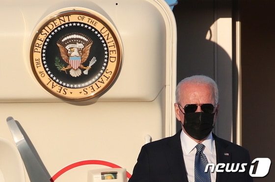 조 바이든 미국 대통령이 13일 에어포스원을 타고 벨기에 브뤼셀에 도착했다. © 로이터=뉴스1