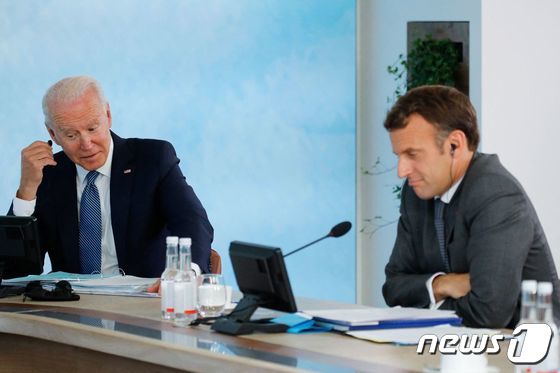 조 바이든 미국 대통령이 13일 에마뉘엘 마크롱 프랑스 대통령과 대화하고 있다. © AFP=뉴스1